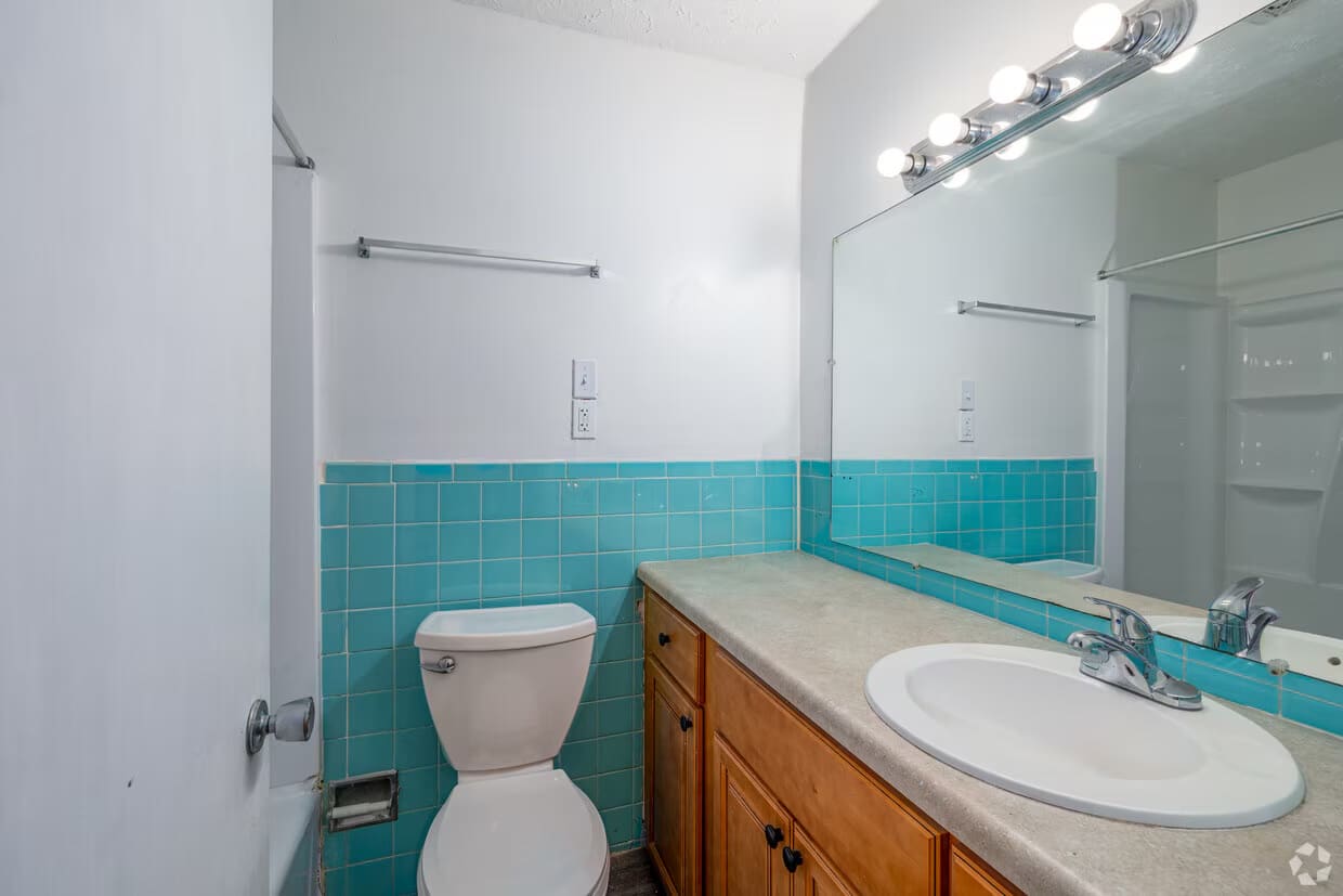 One-bedroom bathroom