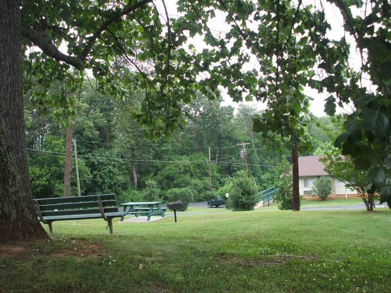 Wooded grounds and seating